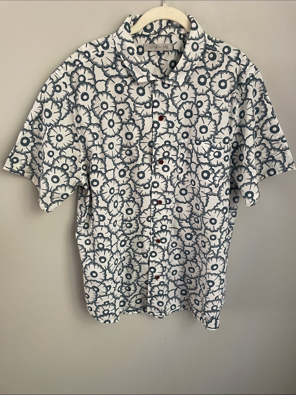 Outerknown White Short-Sleeve Button-Down Shirt with Blue Floral Pattern Size XL